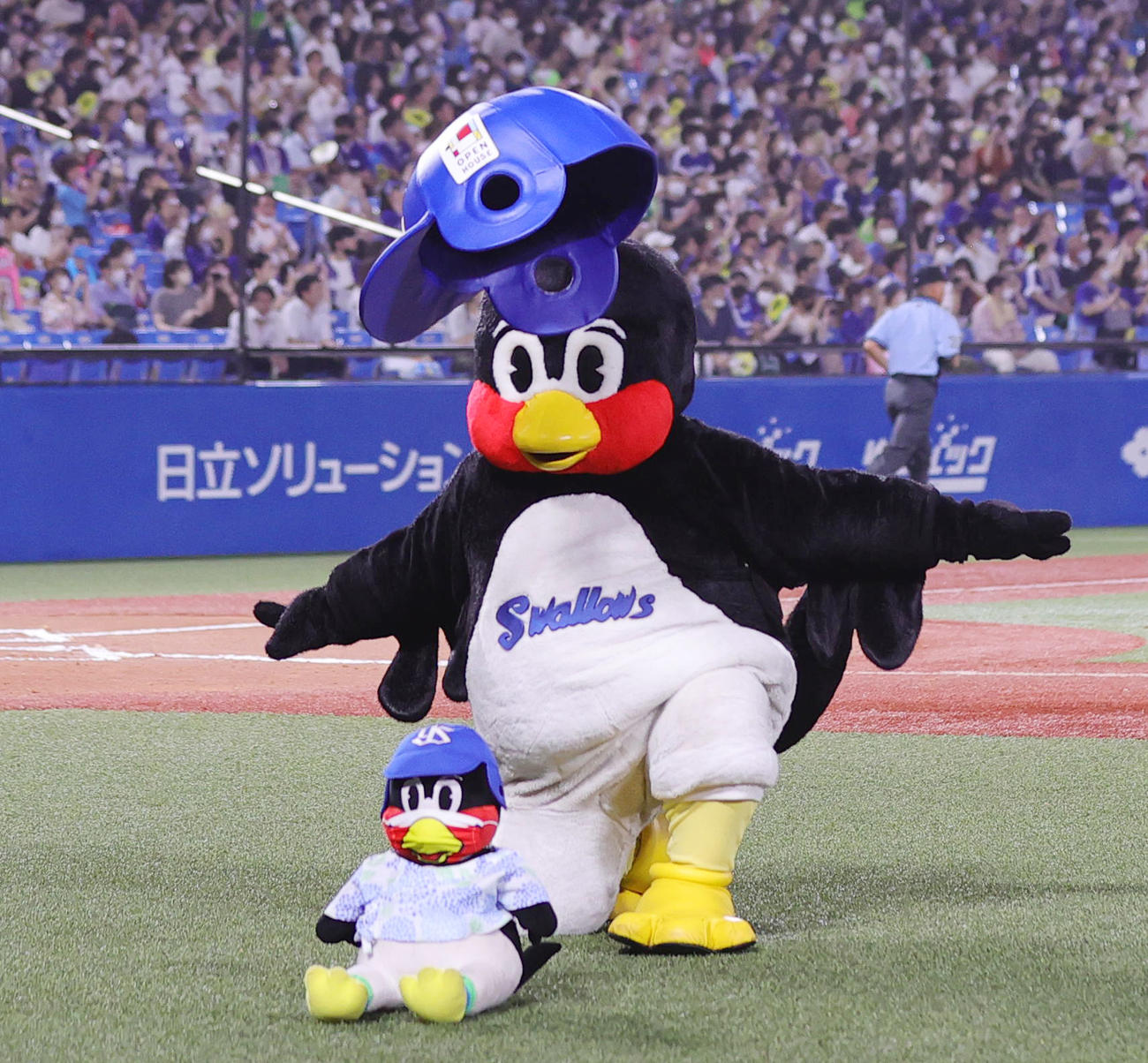 ヤクルト対中日　5回終了後に空中くるりんぱに挑戦も失敗するつば九郎（撮影・野上伸悟）