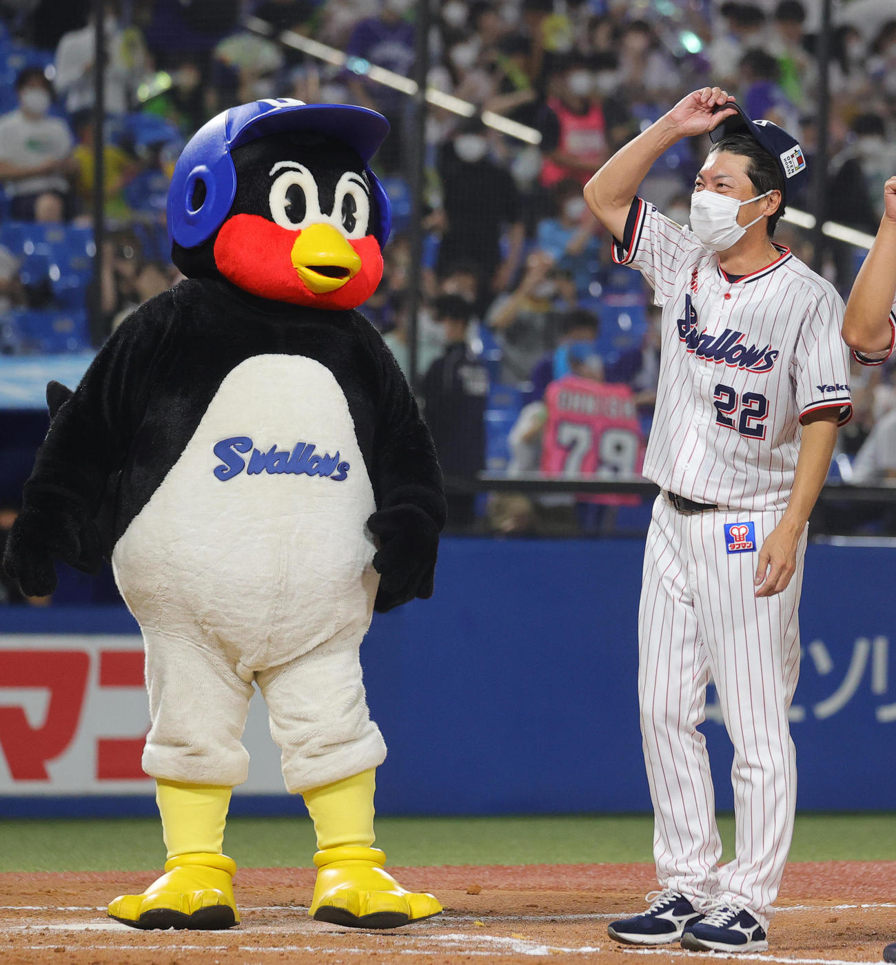 ヤクルト対中日　9－7で勝利し、観客に感謝するつば九郎（左）とヤクルト高津監督（撮影・野上伸悟）