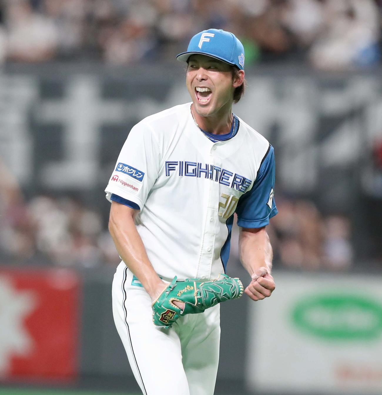 日本ハム対ソフトバンク　8回表ソフトバンク2死一塁、野村大を左飛に抑え叫ぶ上原（撮影・黒川智章）