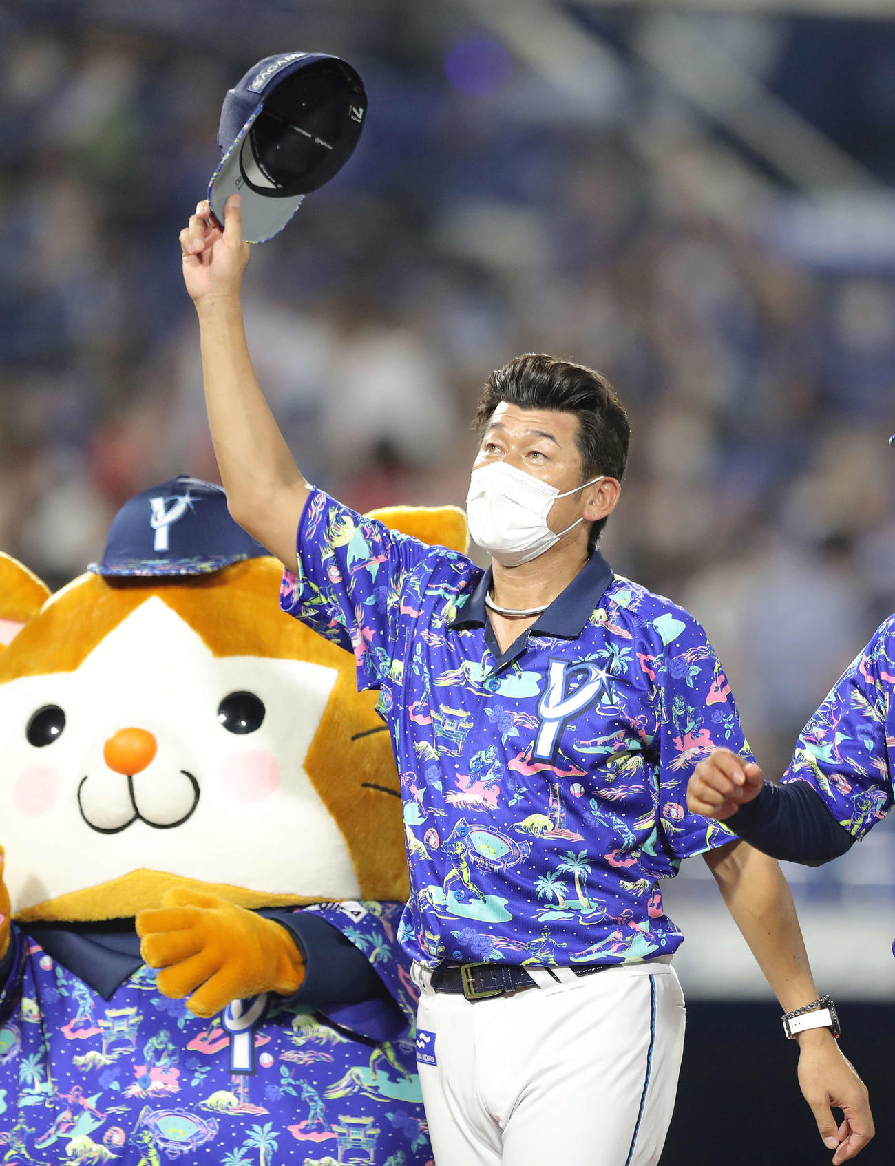 DeNA対広島　広島にサヨナラ勝利し、観客席にあいさつするDeNA三浦監督（撮影・河田真司）