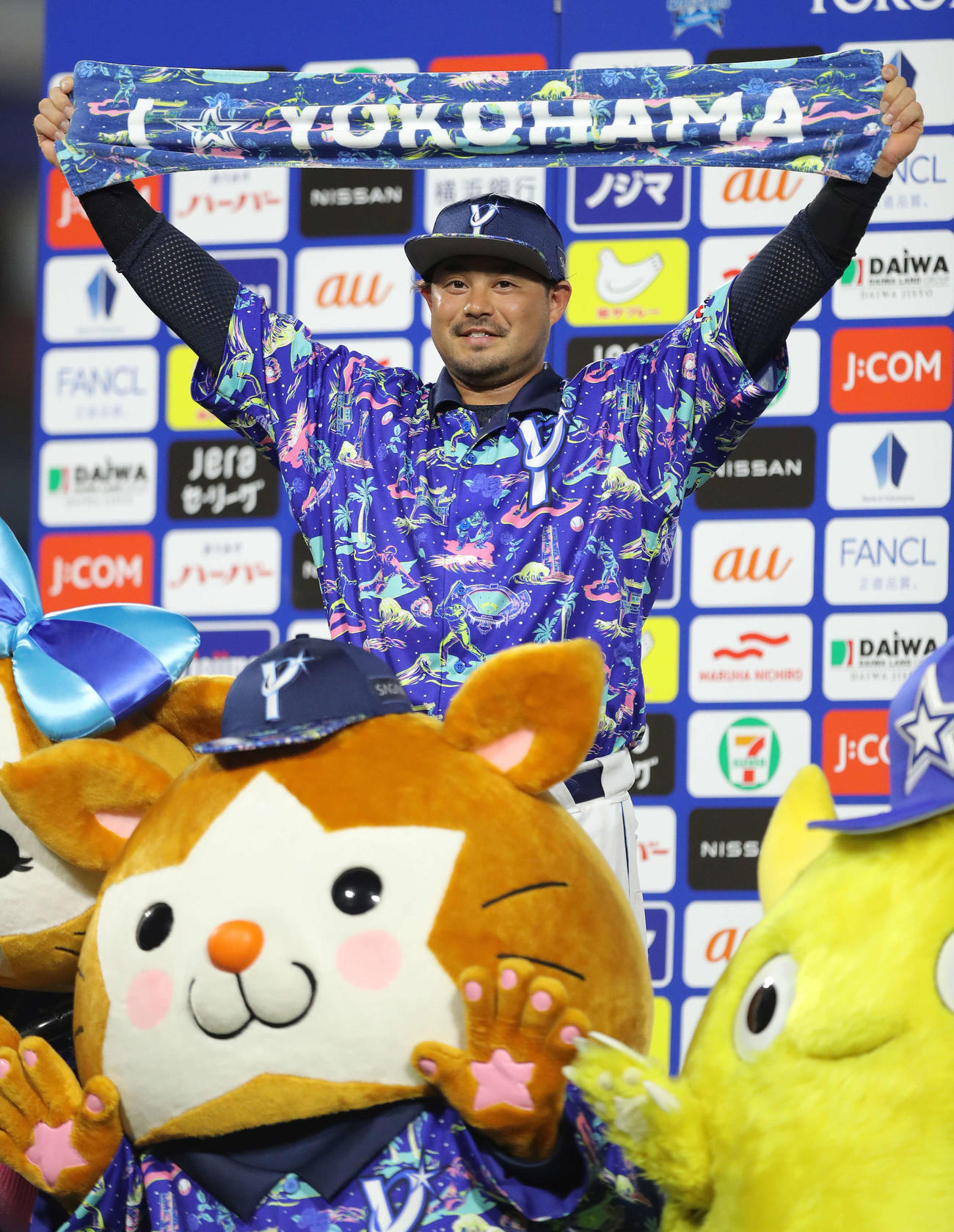 DeNA対広島　広島にサヨナラ勝利し、お立ち台に上がるDeNA宮崎（撮影・河田真司）
