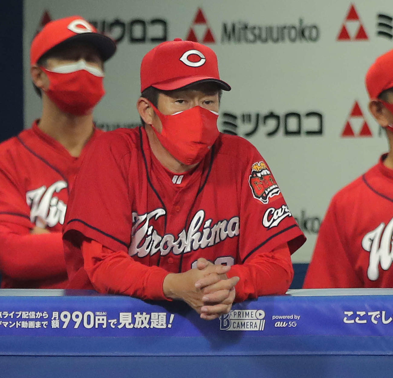DeNA対広島　11回裏、険しい表情で戦況を見守る佐々岡監督（撮影・河田真司）