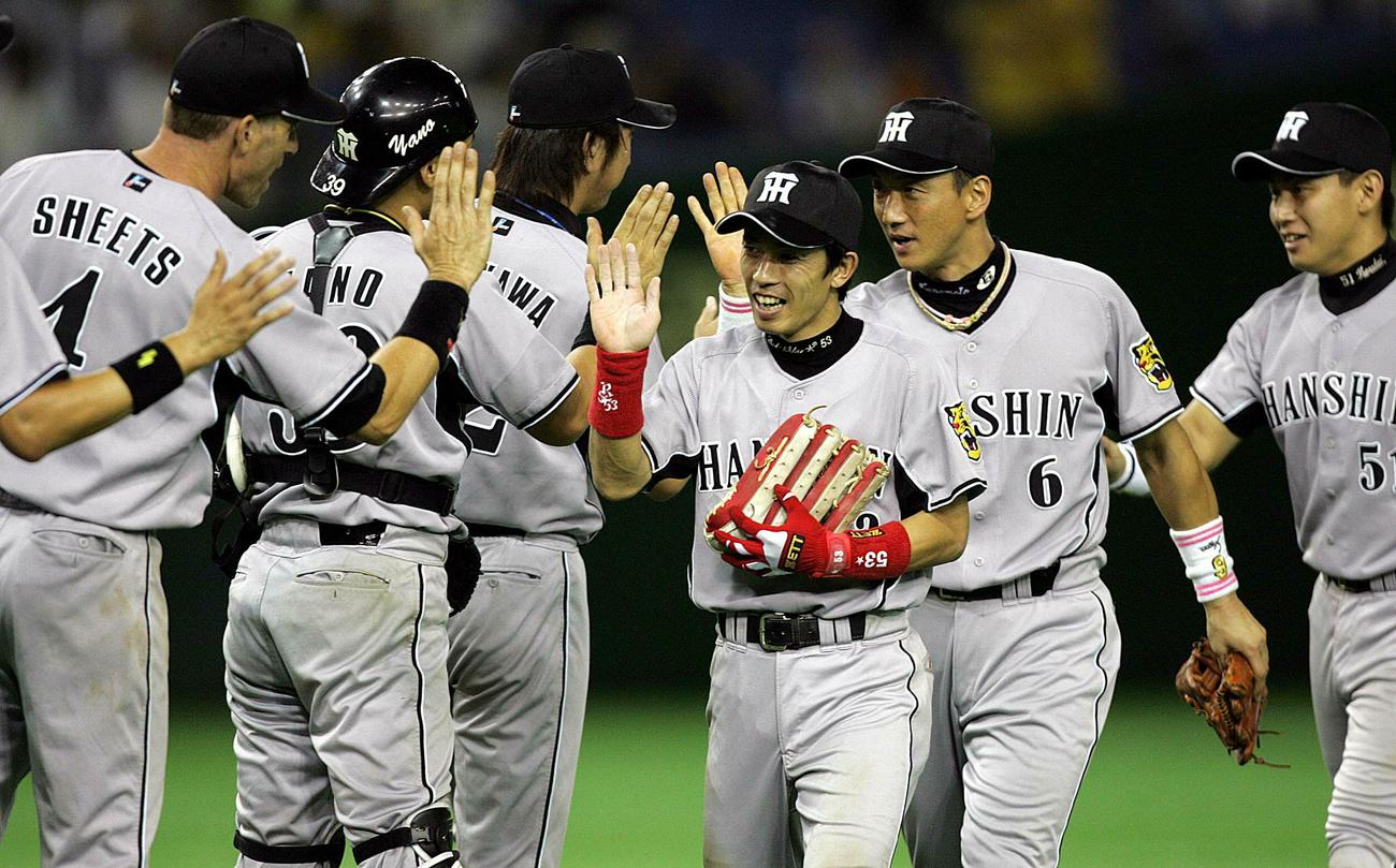 07年9月7日　首位決戦に先勝、ハイタッチで喜ぶ右から桜井広大、金本知憲、赤星憲広、藤川球児、矢野謙次、アンディー・シーツら阪神ナイン