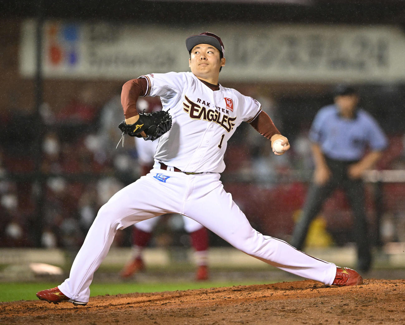 楽天対ロッテ　9回、楽天5番手で試合を締めた松井裕（撮影・滝沢徹郎）