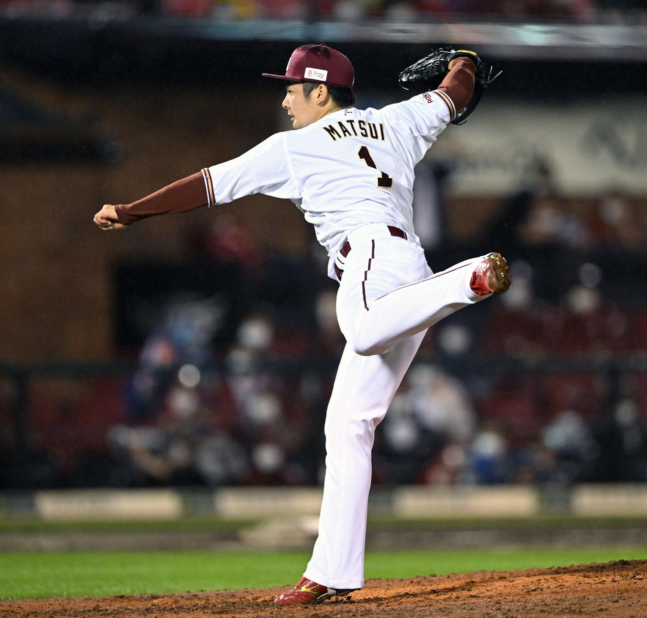楽天対ロッテ　9回、楽天5番手で試合を締めた松井裕（撮影・滝沢徹郎）