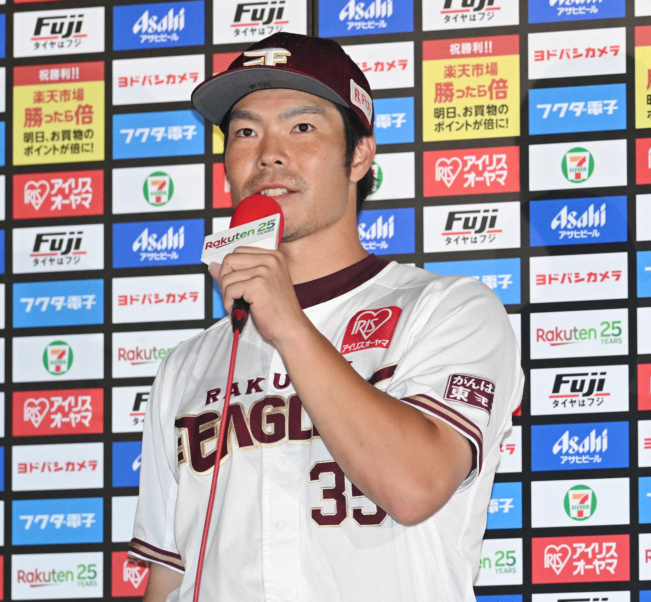 楽天対ロッテ　試合後、ヒーローインタビューを受ける楽天島内（撮影・滝沢徹郎）