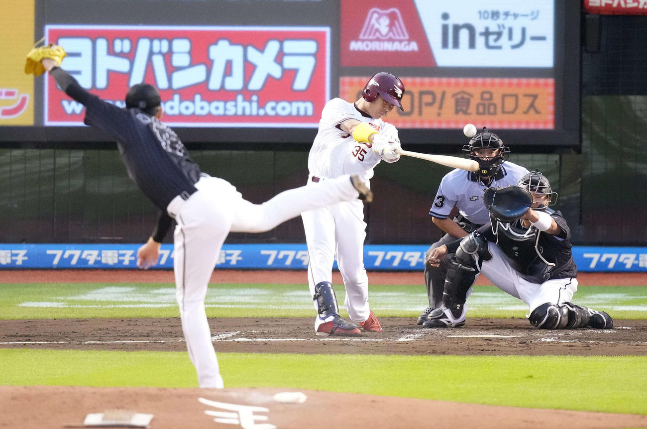楽天対ロッテ　1回裏楽天2死二塁、中前適時打を放つ島内。投手佐々木朗（撮影・鈴木みどり）