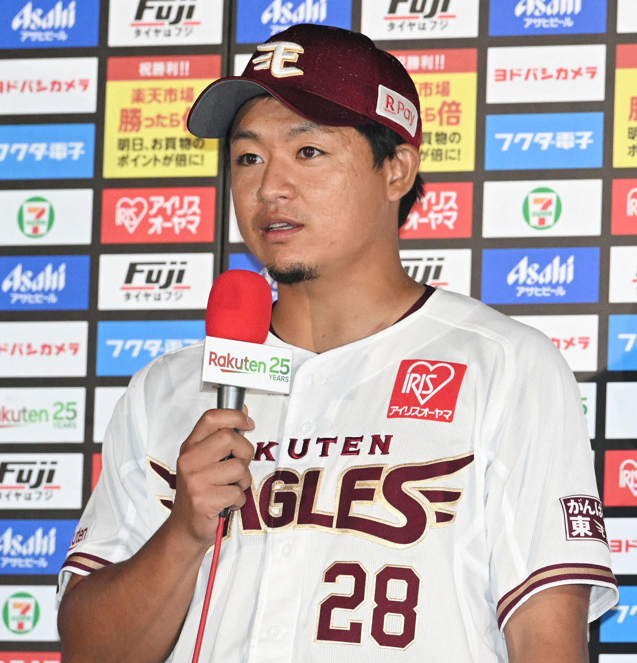 楽天対ロッテ　試合後、ヒーローインタビューを受ける楽天酒居（撮影・滝沢徹郎）