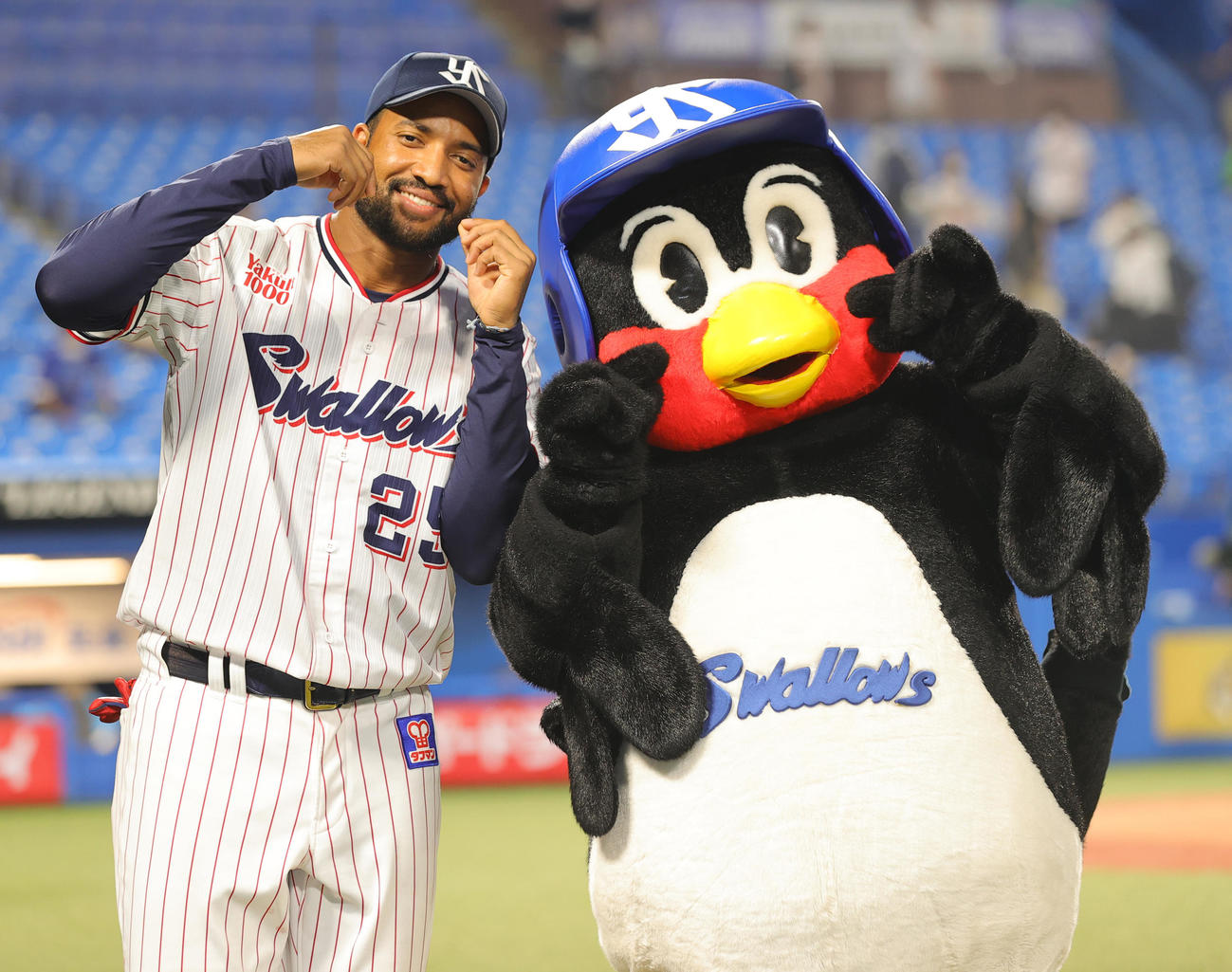 ヤクルト対中日　4安打6打点と大活躍のヤクルトのサンタナ（左）は、つば九郎と笑顔でポーズ（撮影・野上伸悟）