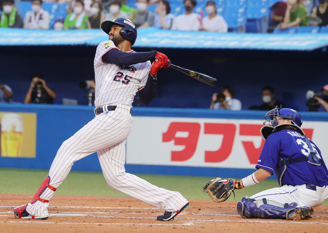 ヤクルト対中日　1回裏ヤクルト2死一塁、左越え2点本塁打を放つサンタナ（撮影・野上伸悟）
