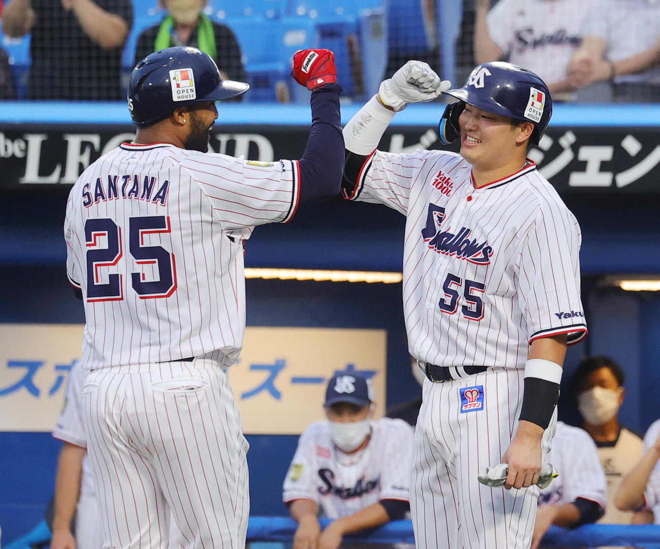 ヤクルト対中日　1回裏ヤクルト2死一塁、左越え2点本塁打を放ち村上（右）に迎えられるサンタナ（撮影・野上伸悟）