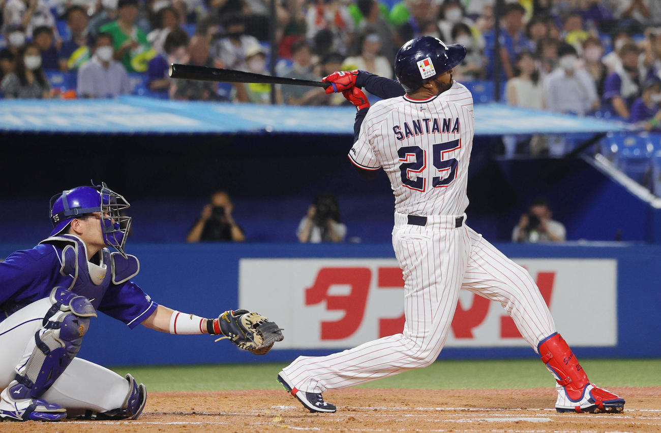ヤクルト対中日　3回裏ヤクルト無死一、二塁、右越え3点本塁打を放つサンタナ（撮影・野上伸悟）