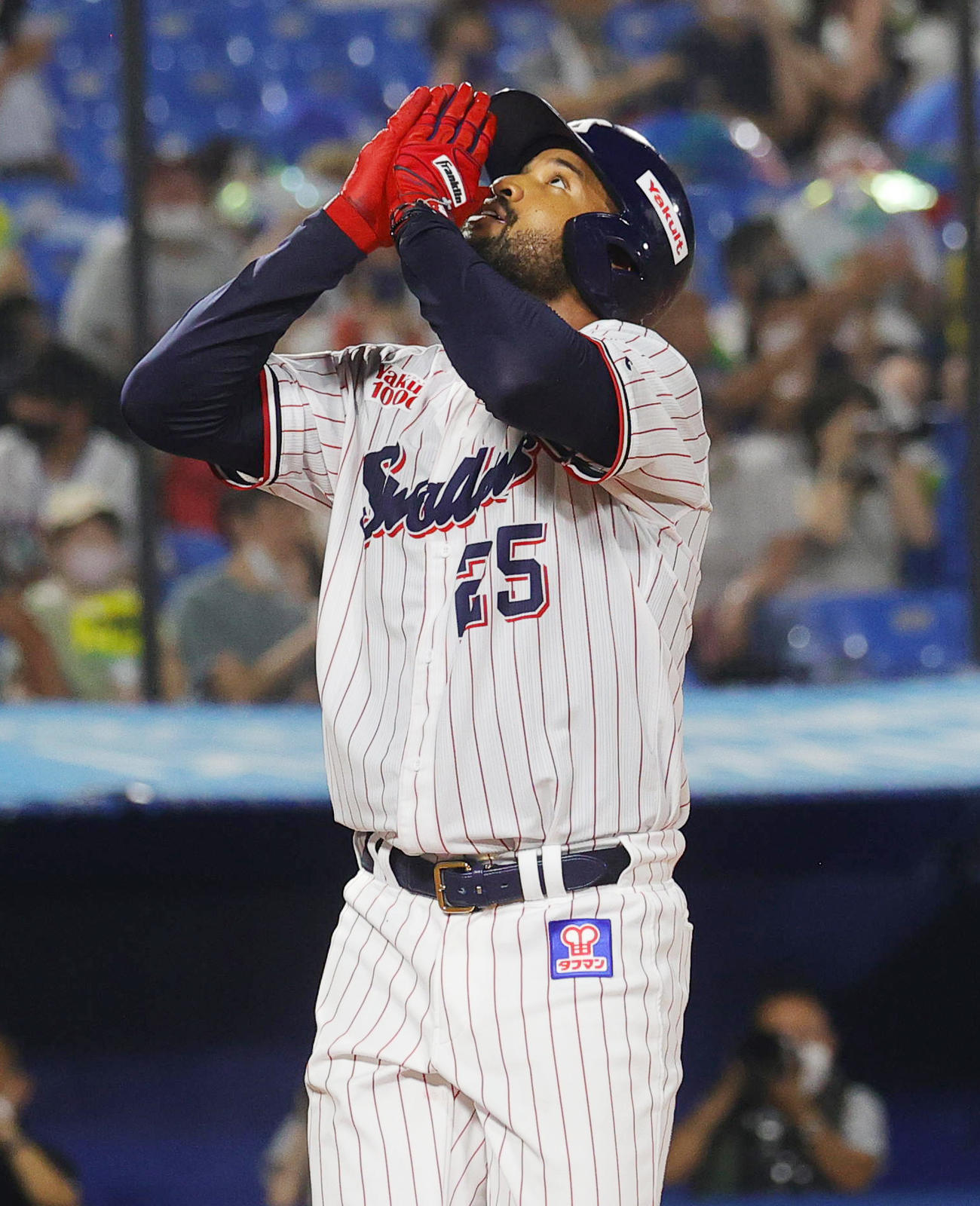 ヤクルト対中日　3回裏ヤクルト無死一、二塁、右越え3点本塁打を放ち空に手を合わせるサンタナ（撮影・野上伸悟）
