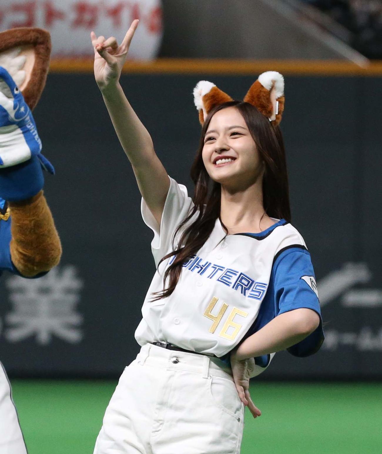 日本ハム対ソフトバンク　「きつねダンス」を披露する乃木坂46の金川紗耶（撮影・黒川智章）