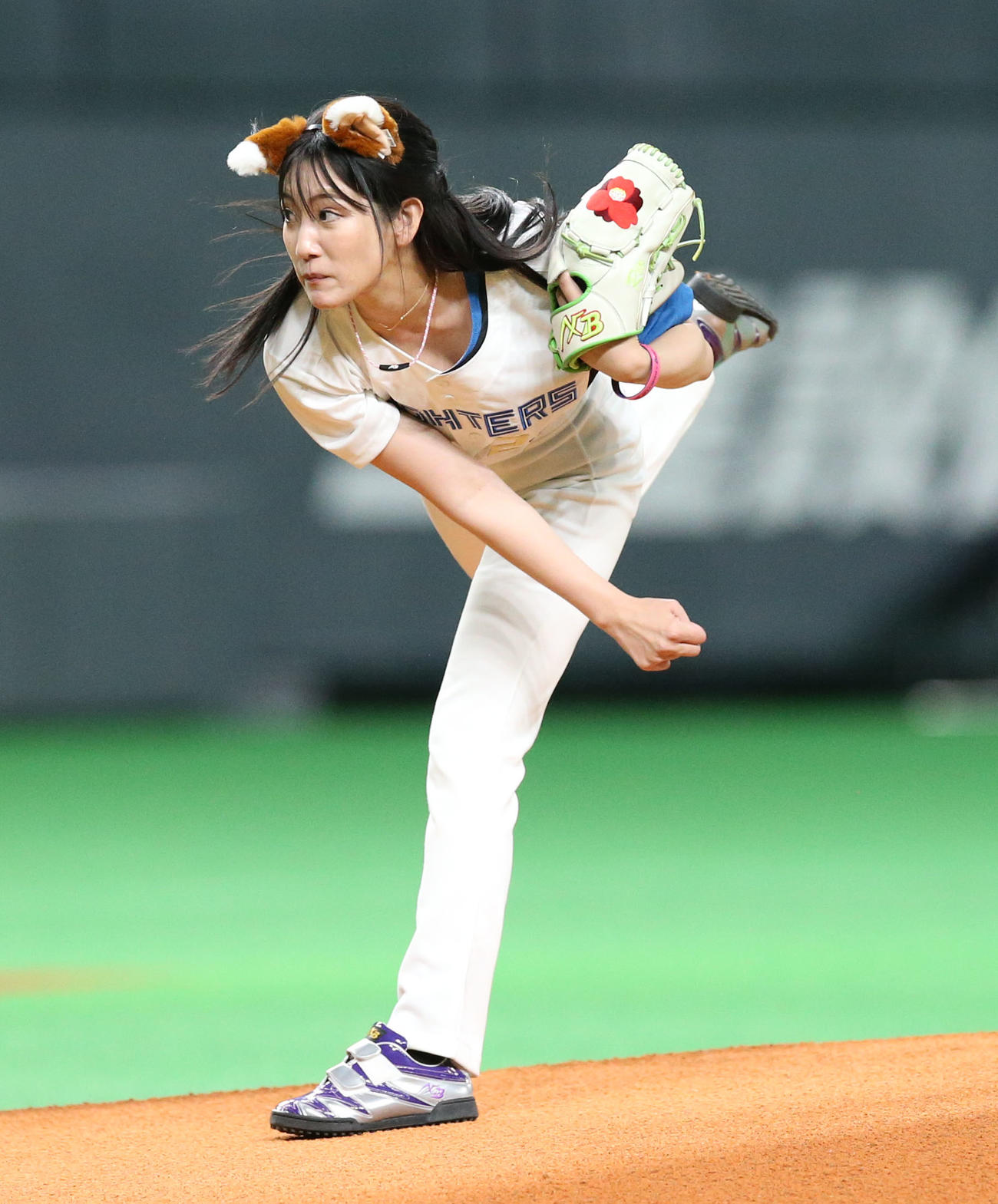 日本ハム対ソフトバンク　ファーストピッチセレモニーを務める椿梨央（撮影・佐藤翔太）