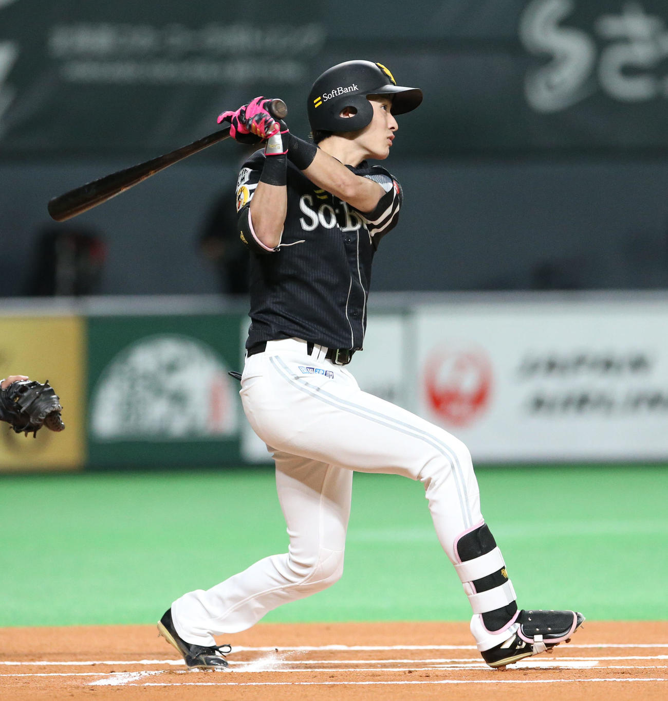 日本ハム対ソフトバンク　1回表ソフトバンク無死、周東は先制となる右越え本塁打を放つ（撮影・佐藤翔太）