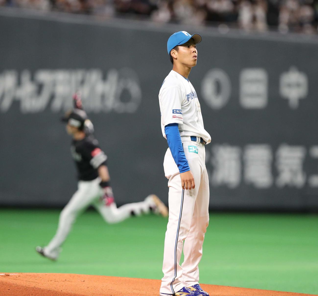 日本ハム対ソフトバンク　1回表ソフトバンク無死、周東に右越え本塁打を浴びる杉浦（撮影・黒川智章）