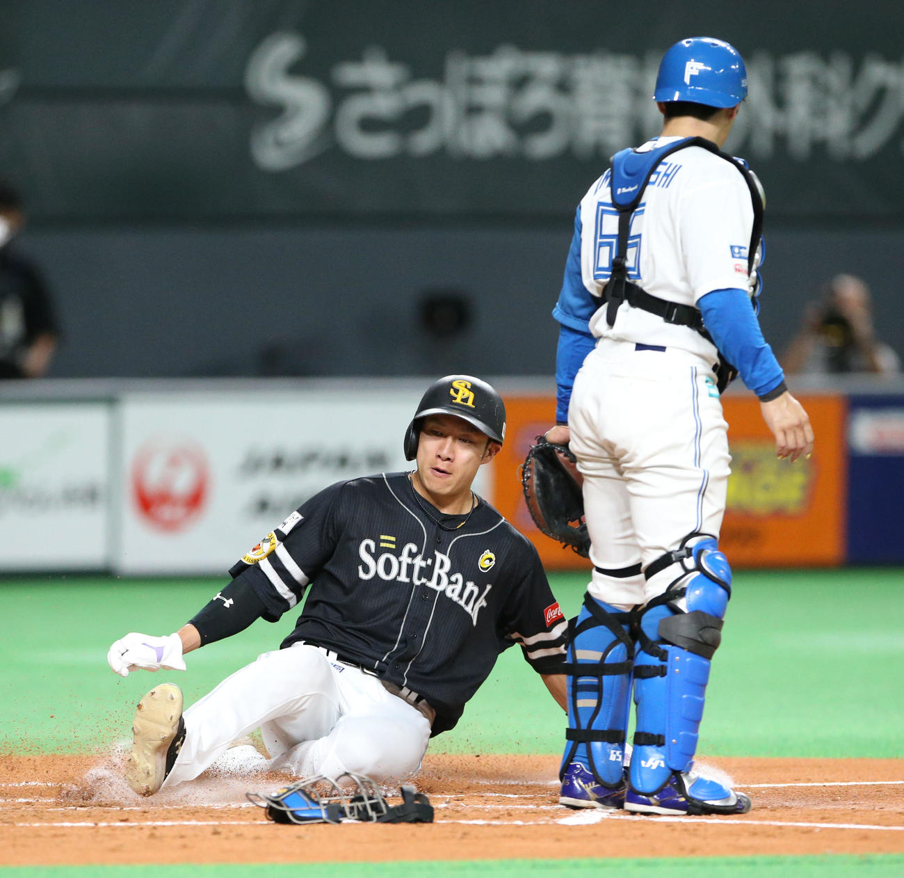 日本ハム対ソフトバンク　3回表ソフトバンク無死満塁、牧原大の右前適時打で生還する柳田（撮影・佐藤翔太）