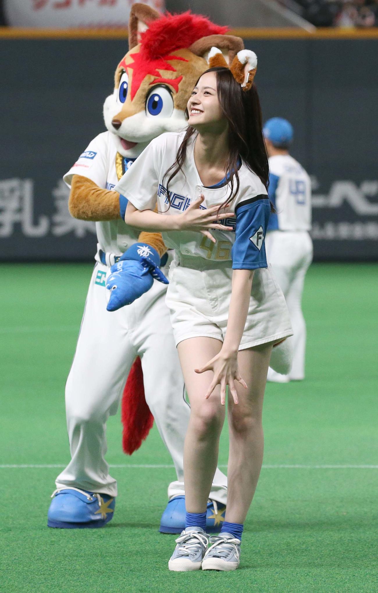 日本ハム対ソフトバンク　「きつねダンス」を披露する乃木坂46の金川紗耶（撮影・黒川智章）