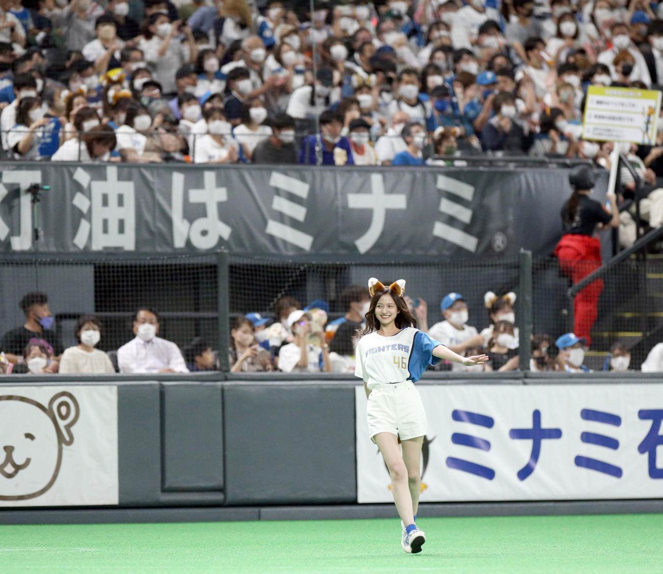 日本ハム対ソフトバンク　「きつねダンス」を披露する乃木坂46の金川紗耶（撮影・佐藤翔太）