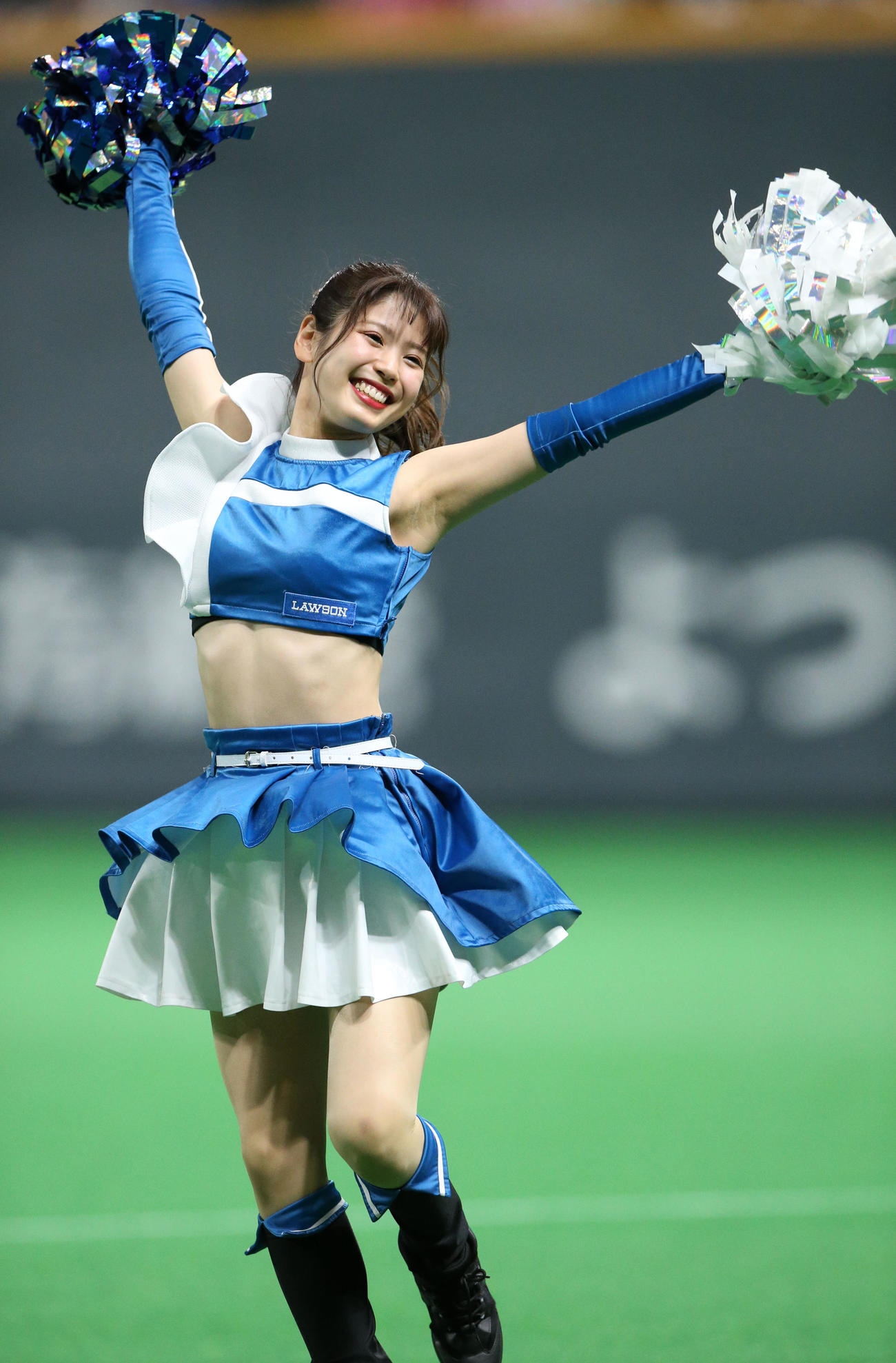 日本ハム対ソフトバンク　ダンスで球場を盛り上げるファイターズガール（撮影・佐藤翔太）