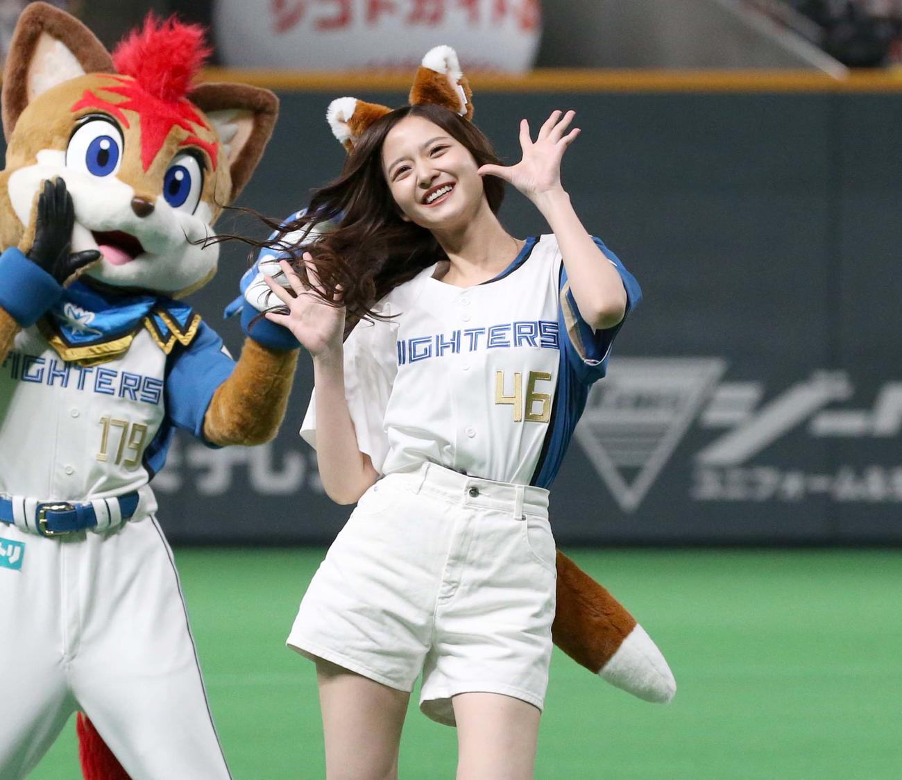 日本ハム対ソフトバンク　「きつねダンス」を披露する乃木坂46の金川紗耶（撮影・黒川智章）