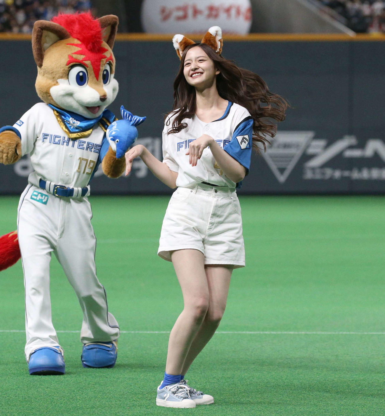 日本ハム対ソフトバンク　「きつねダンス」を披露する乃木坂46の金川紗耶（撮影・黒川智章）