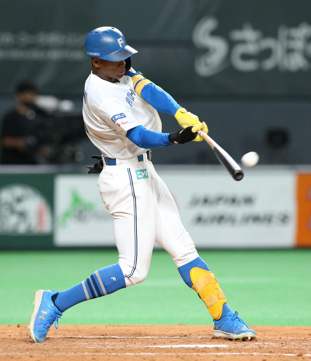 日本ハム対ソフトバンク　5回裏日本ハム2死二塁、万波は同点となる左越え2点本塁打を放つ（撮影・佐藤翔太）