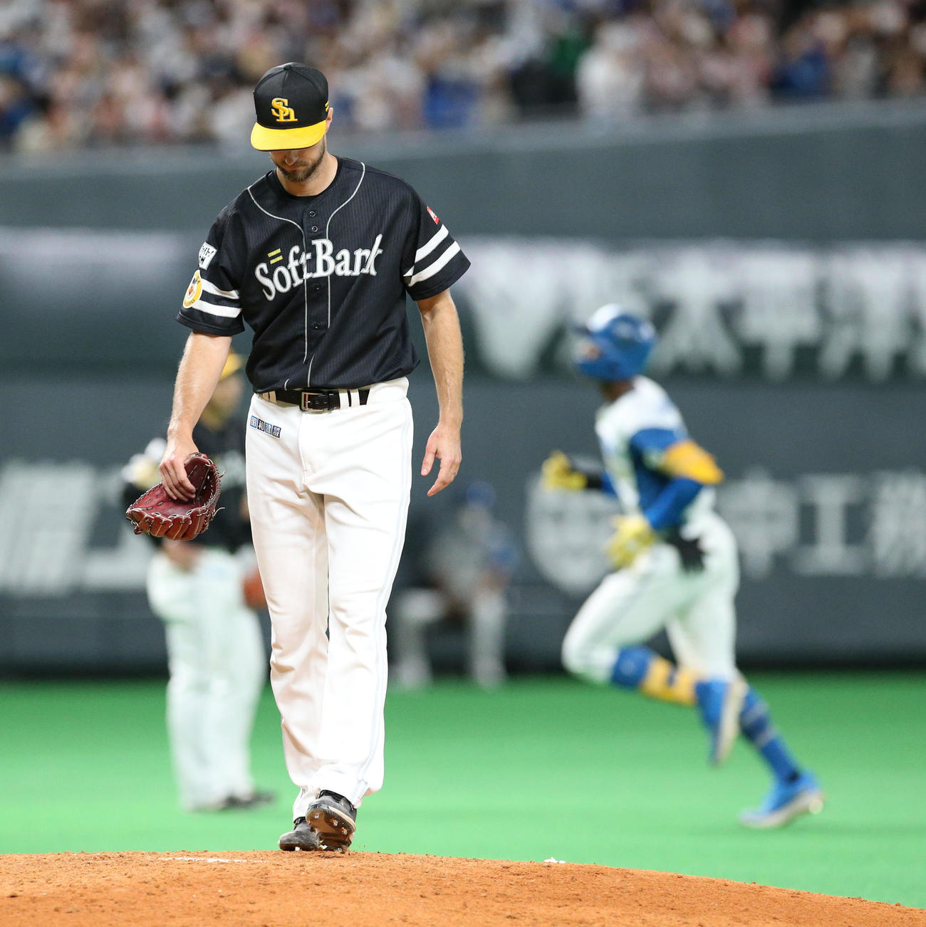 日本ハム対ソフトバンク　5回裏日本ハム2死二塁、万波に同点となる左越え2点本塁打を浴びるレイ（撮影・佐藤翔太）