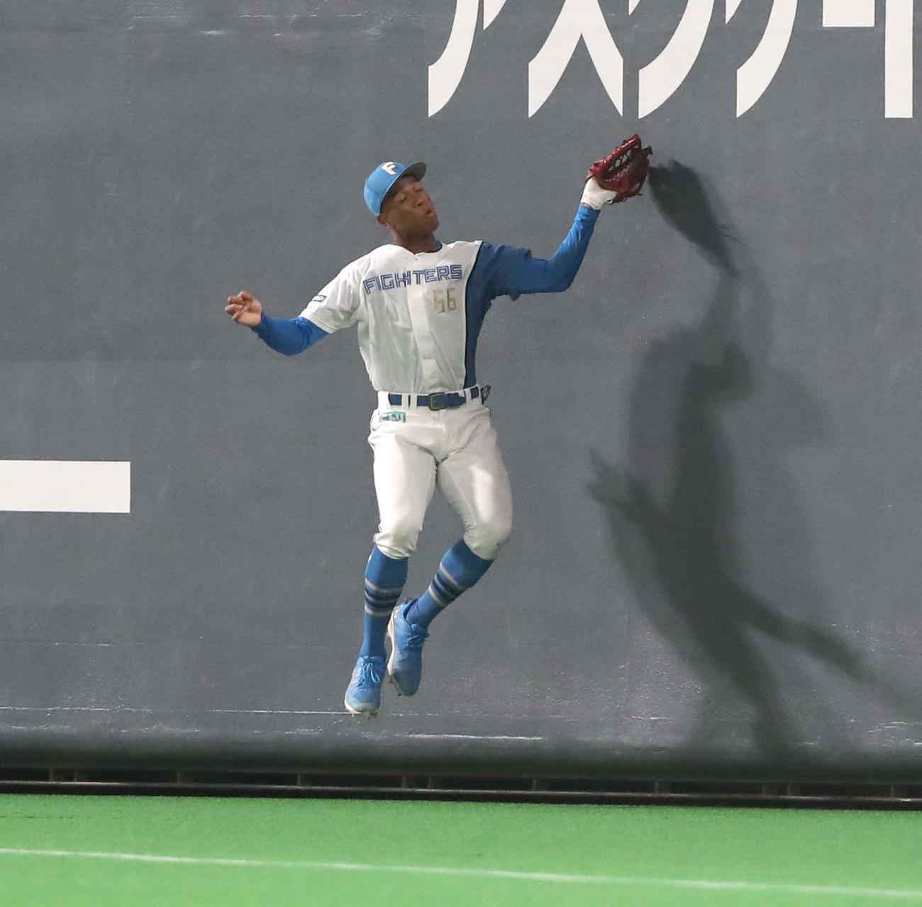 日本ハム対ソフトバンク　7回表ソフトバンク2死、デスパイネの右邪飛を好捕する万波（撮影・黒川智章）