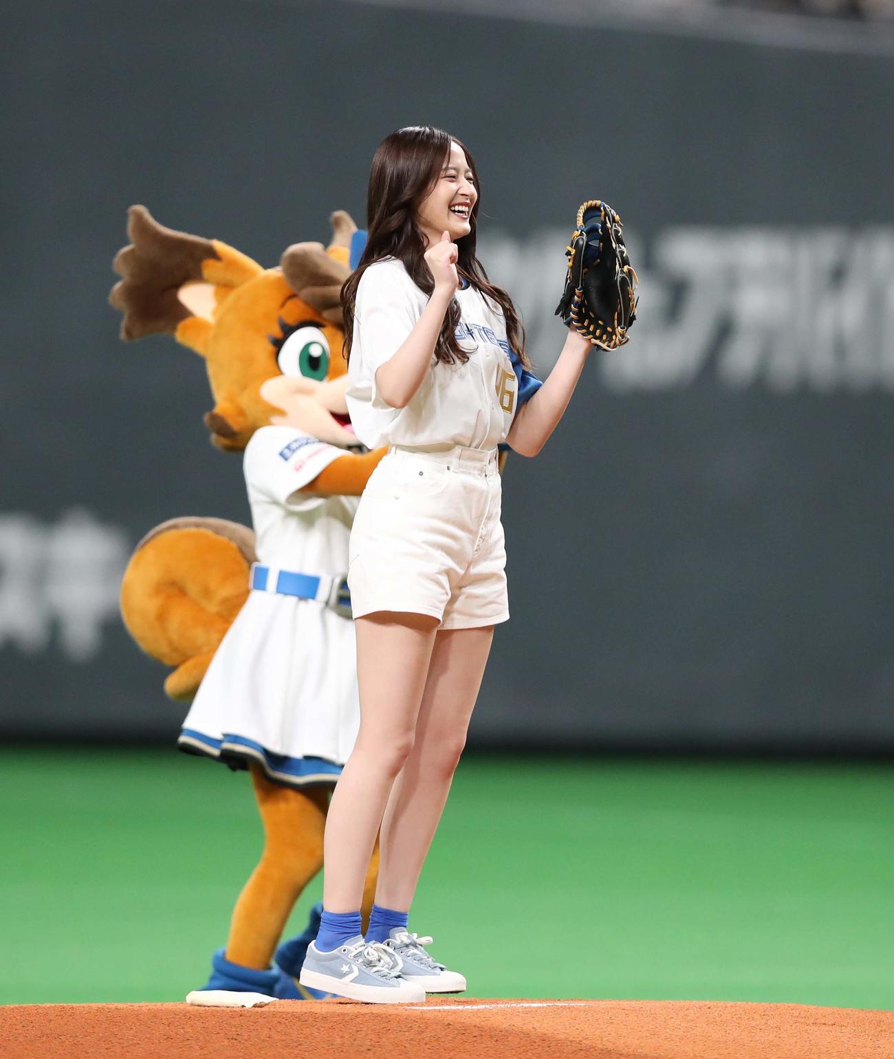 日本ハム対ソフトバンク　ファーストピッチセレモニーで投球する乃木坂46の金川紗耶（撮影・黒川智章）