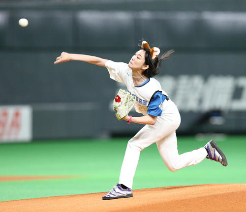 日本ハム対ソフトバンク　ファーストピッチセレモニーを務める椿梨央（撮影・佐藤翔太）