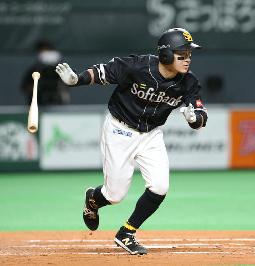 日本ハム対ソフトバンク　3回表ソフトバンク無死満塁、牧原大は右前適時打を放つ（撮影・佐藤翔太）