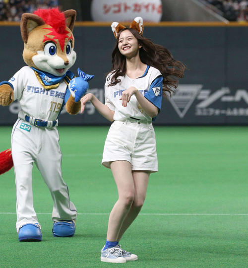 日本ハム対ソフトバンク　「きつねダンス」を披露する乃木坂46の金川紗耶（撮影・黒川智章）