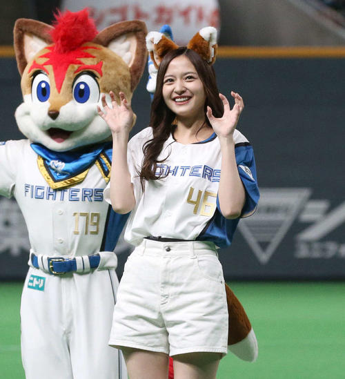 日本ハム対ソフトバンク　「きつねダンス」を披露する乃木坂46の金川紗耶（撮影・黒川智章）