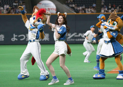 日本ハム－ソフトバンク戦で「きつねダンス」を披露する乃木坂46金川紗耶（撮影・黒川智章）