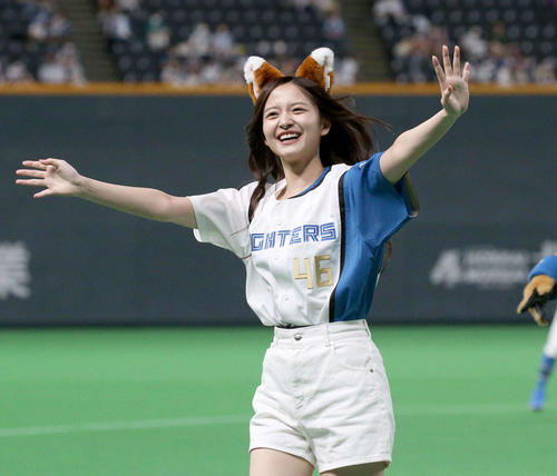 日本ハム対ソフトバンク　「きつねダンス」を披露する乃木坂46の金川紗耶（撮影・黒川智章）