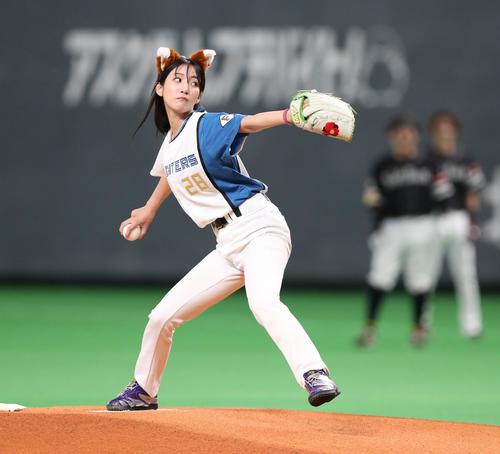 日本ハム対ソフトバンク　ファーストピッチセレモニーで投球するモデルの椿梨央（撮影・黒川智章）