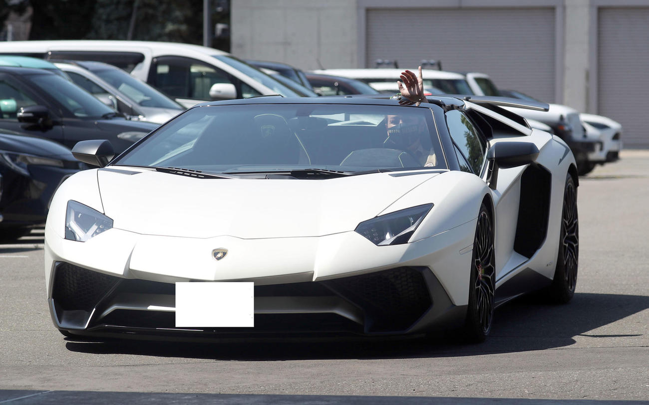 日本ハム対ソフトバンク　ランボルギーニで球場入りする新庄剛志監督（写真は一部加工）（撮影・佐藤翔太）