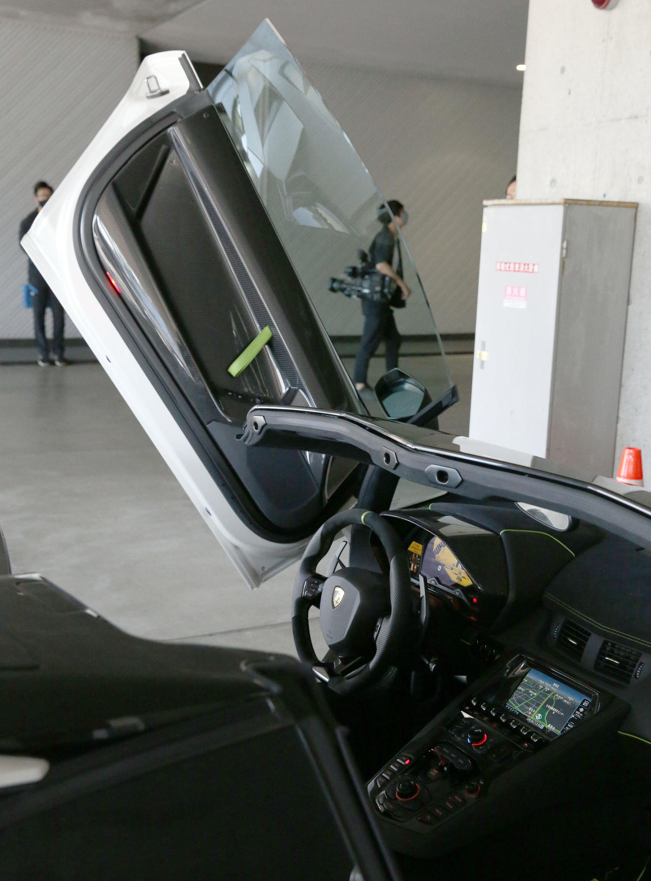 日本ハム対ソフトバンク　新庄剛志監督が球場入りで使用したランボルギーニの運転席（撮影・佐藤翔太）