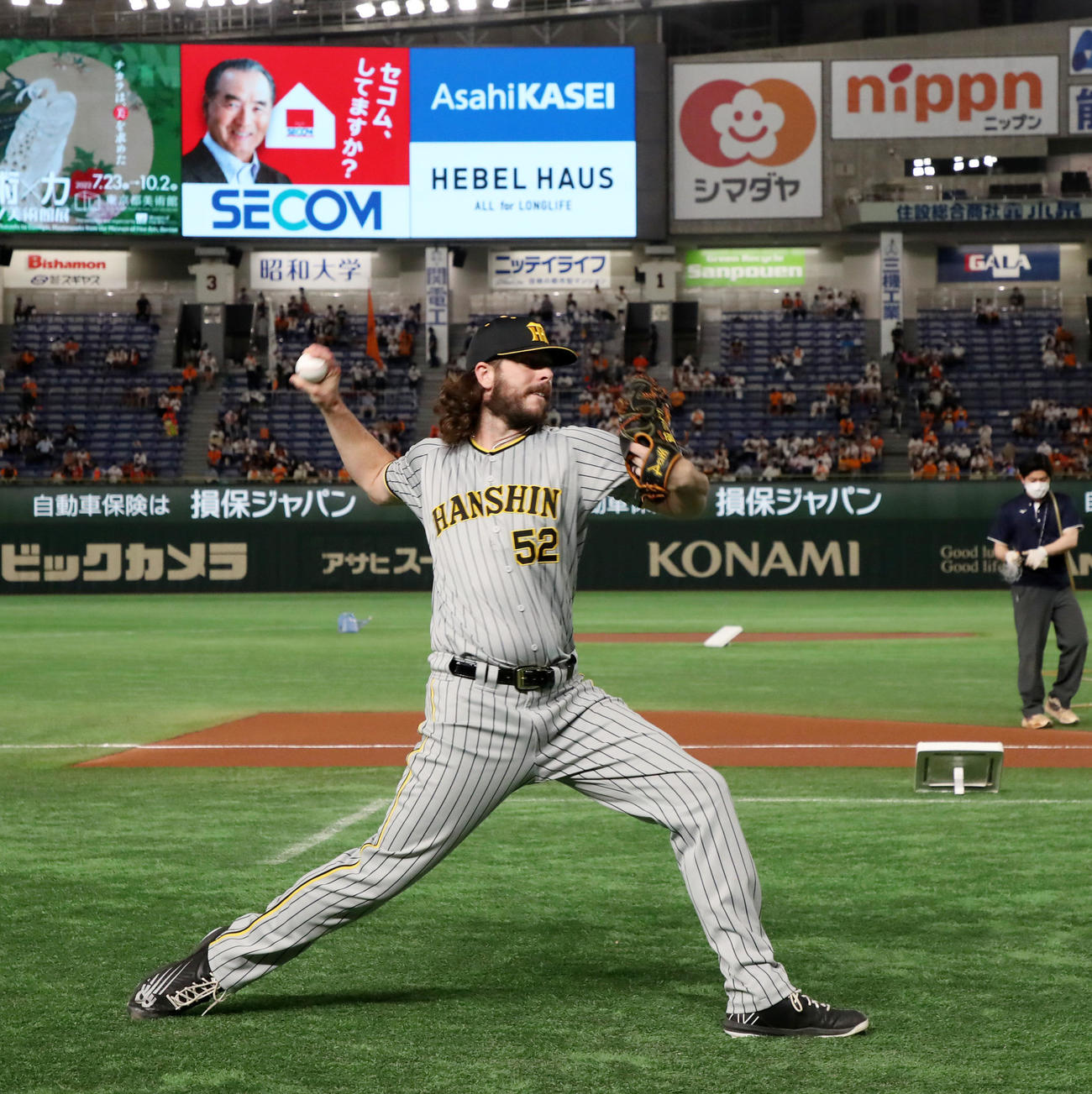 巨人対阪神　試合開始に向けキャッチボールを開始したウィルカーソン（撮影・加藤哉）