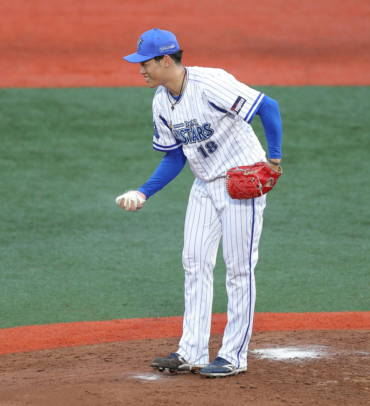 DeNA対楽天　7回表、マウンドで笑顔を見せる小園（撮影・河田真司）