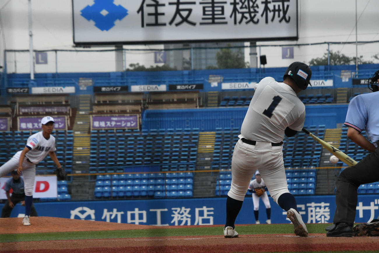 1回2死三塁、行田・馬場は左前適時打を放った。投手は白山・土田（撮影・久我悟）