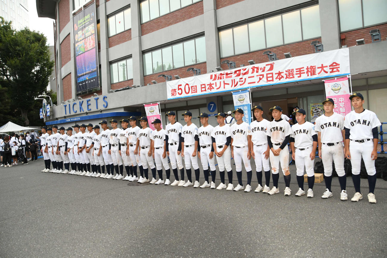 ベスト8に進出した札幌大谷ナインは撮影の間だけマスクを外して、神宮球場前に整列した