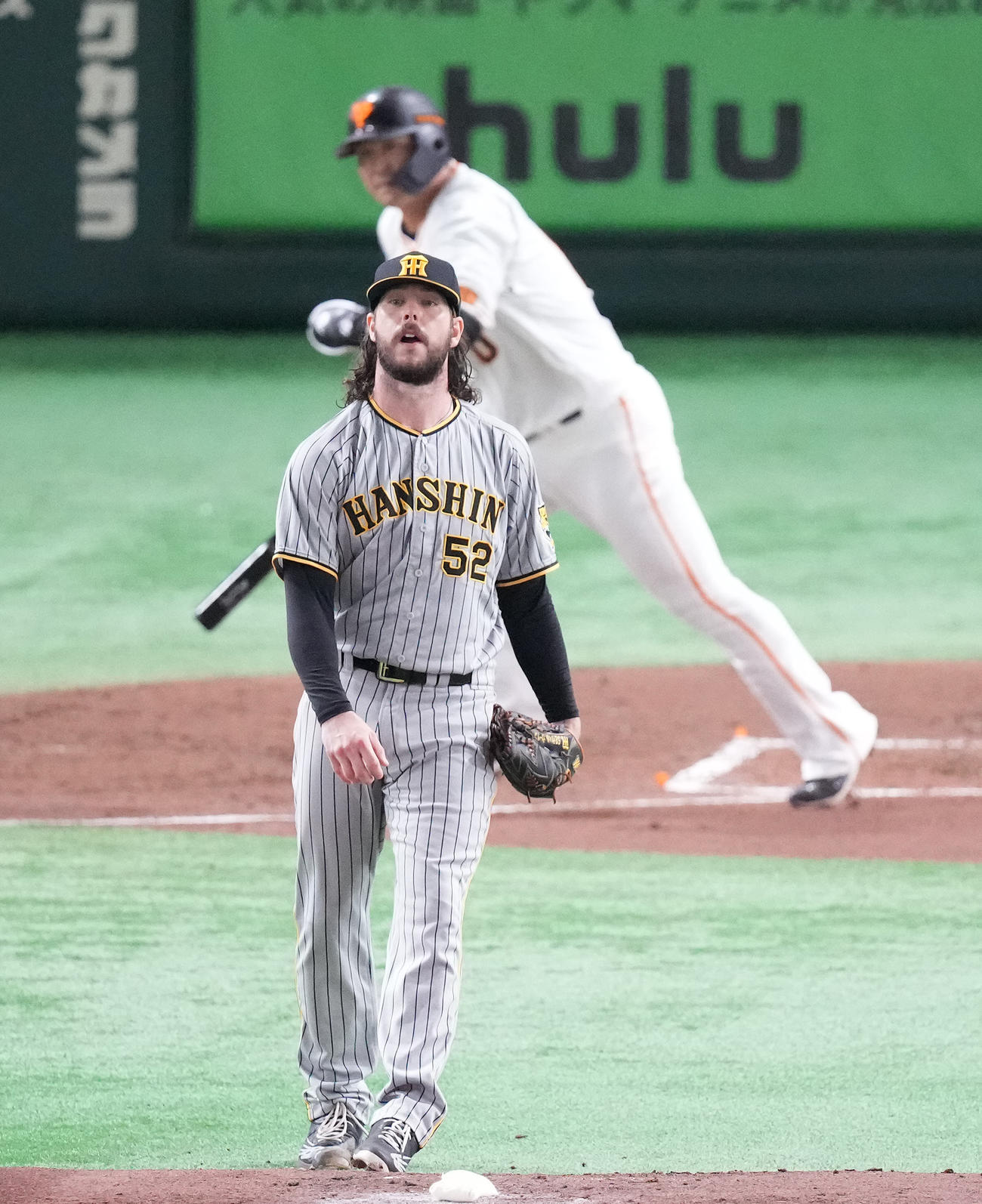 巨人対阪神　2回裏巨人無死一、二塁、中田に先制の中適時二塁打を浴びるウィルカーソン（撮影・鈴木みどり）