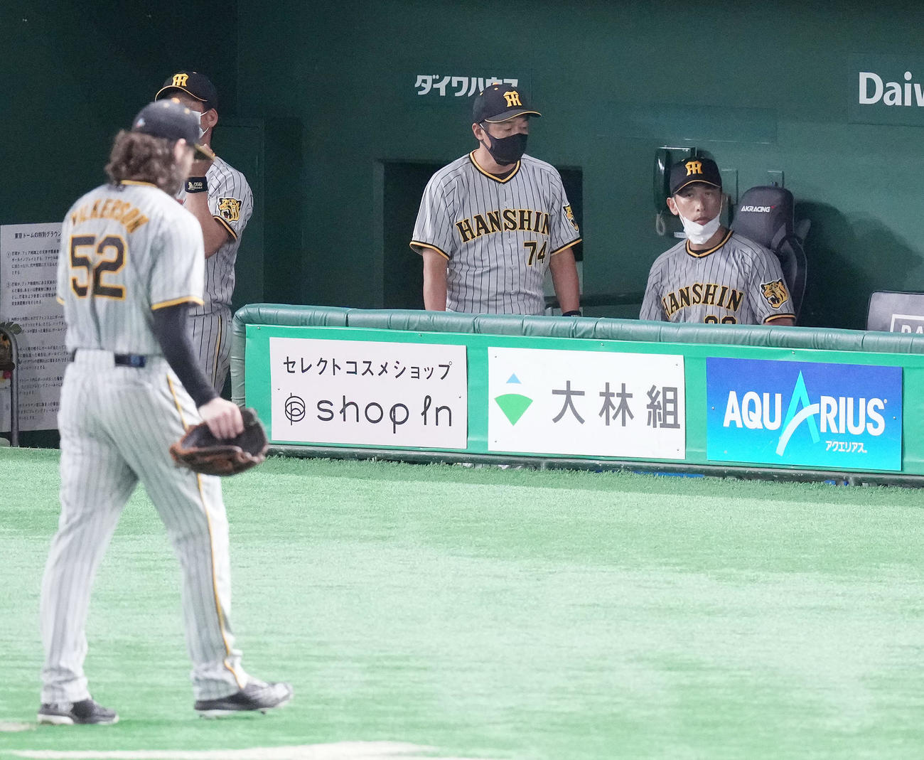 巨人対阪神　2回裏途中で降板する先発ウィルカーソン（左）と浮かない表情の阪神矢野監督（右）（撮影・鈴木みどり）