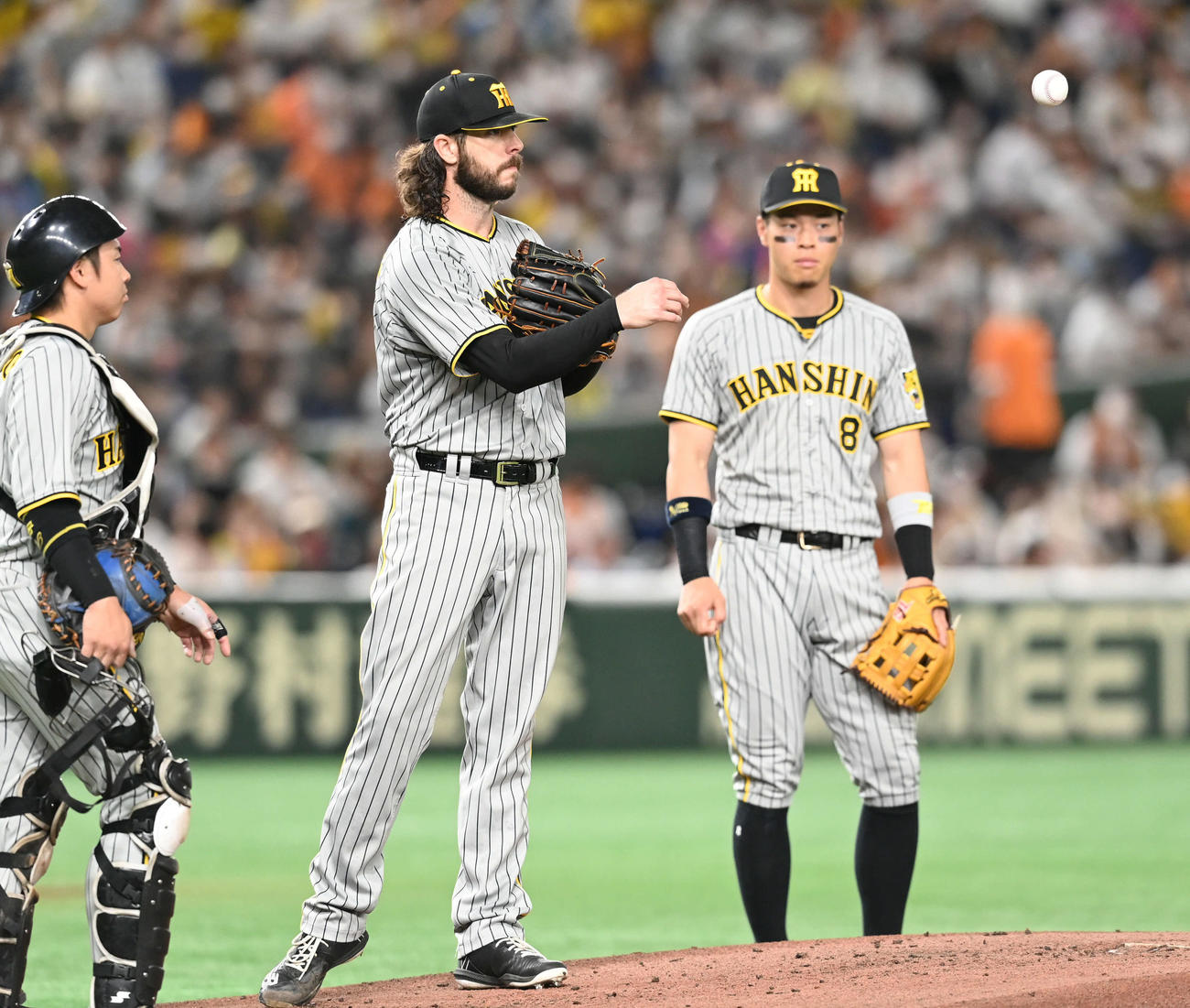 巨人対阪神　2回途中でマウンドを降りる阪神の先発ウィルカーソン（撮影・たえ見朱実）