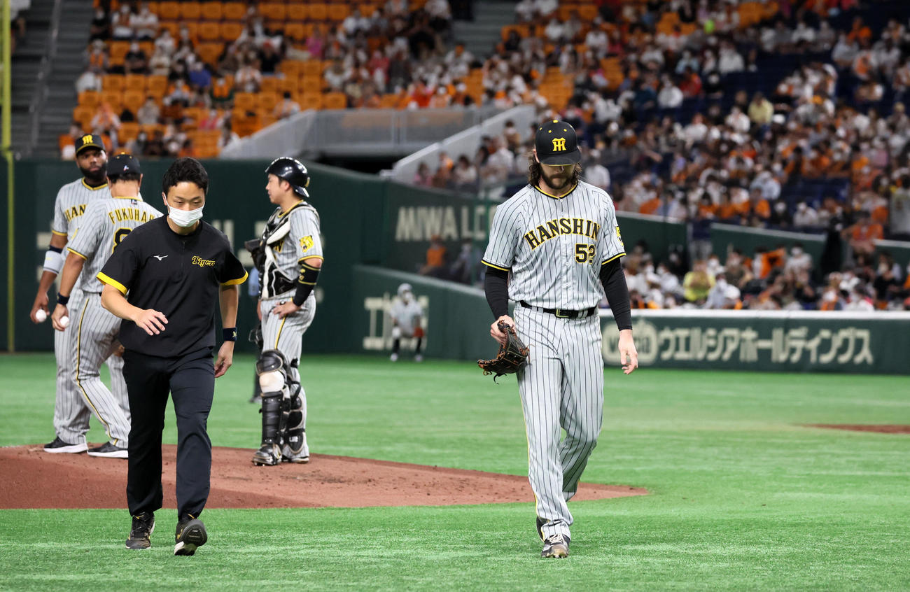 巨人対阪神　2回裏巨人無死一、二塁、先発ウィルカーソンは打者吉川を迎えたところでKO降板（撮影・加藤哉）