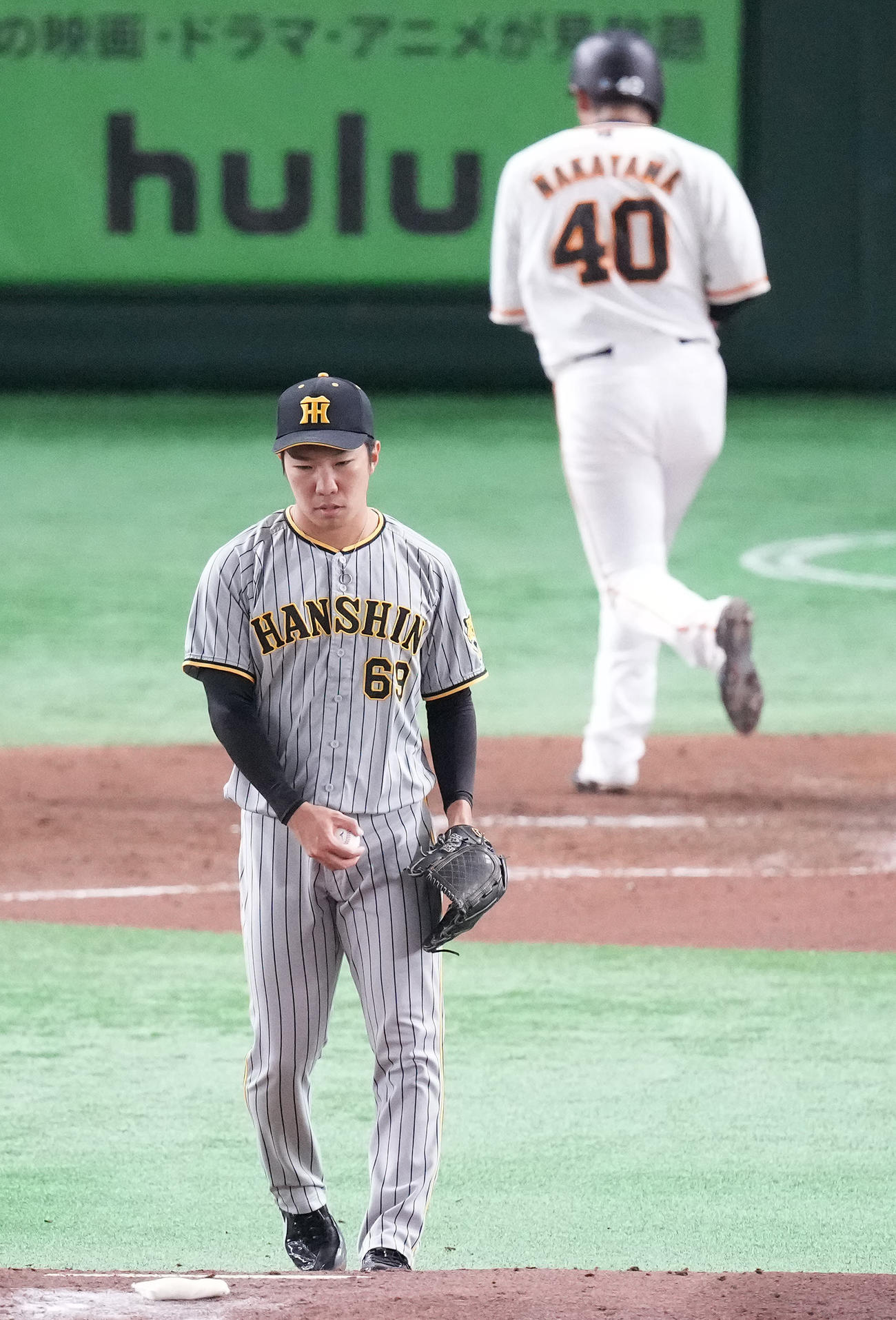 巨人対阪神　2回裏巨人2死満塁、岡本和に押し出し四球を与え三塁走者中山の生還を許し、うつむく石井（撮影・鈴木みどり）