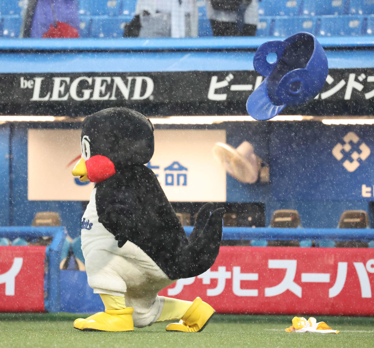 ヤクルト対中日　試合が中止となって、くるりんぱを披露するつば九郎（撮影・丹羽敏通）